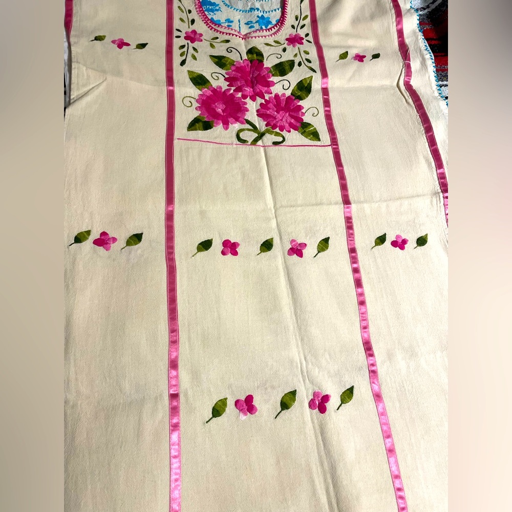 NEW Oaxacan long dress. Hand embroidered. Beautiful details. Size Medium